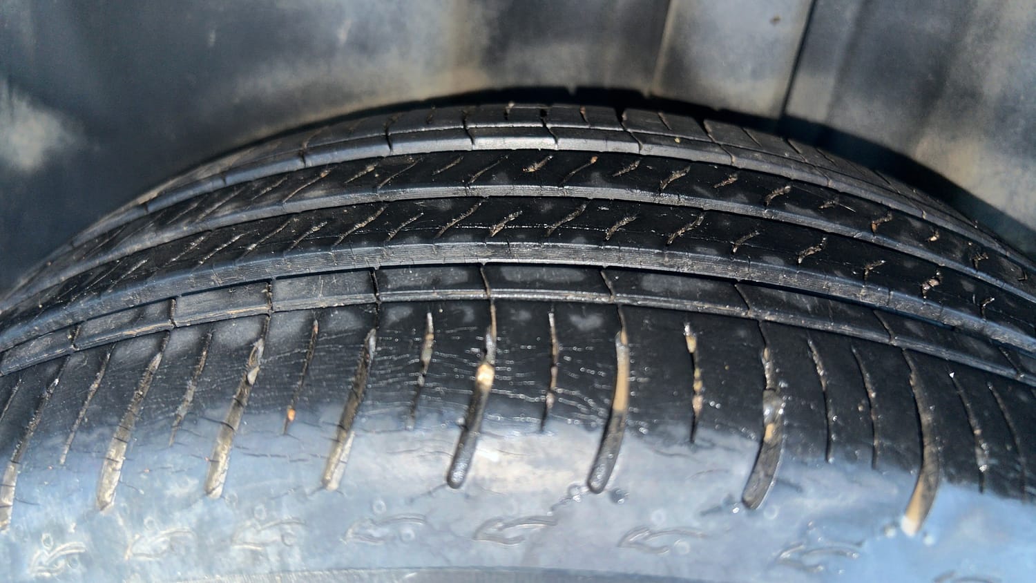 Used 2016 Volkswagen Vento Highline Petrol AT Petrol Automatic tyres LEFT REAR TYRE TREAD VIEW