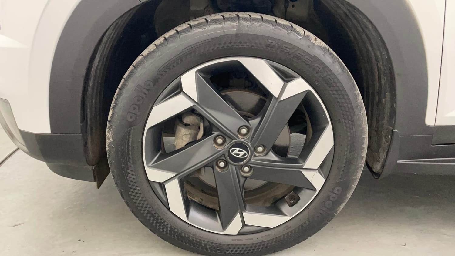 Used 2021 Hyundai Alcazar Platinum (O) 6 STR 2.0 Petrol AT Petrol Automatic tyres LEFT FRONT TYRE RIM VIEW