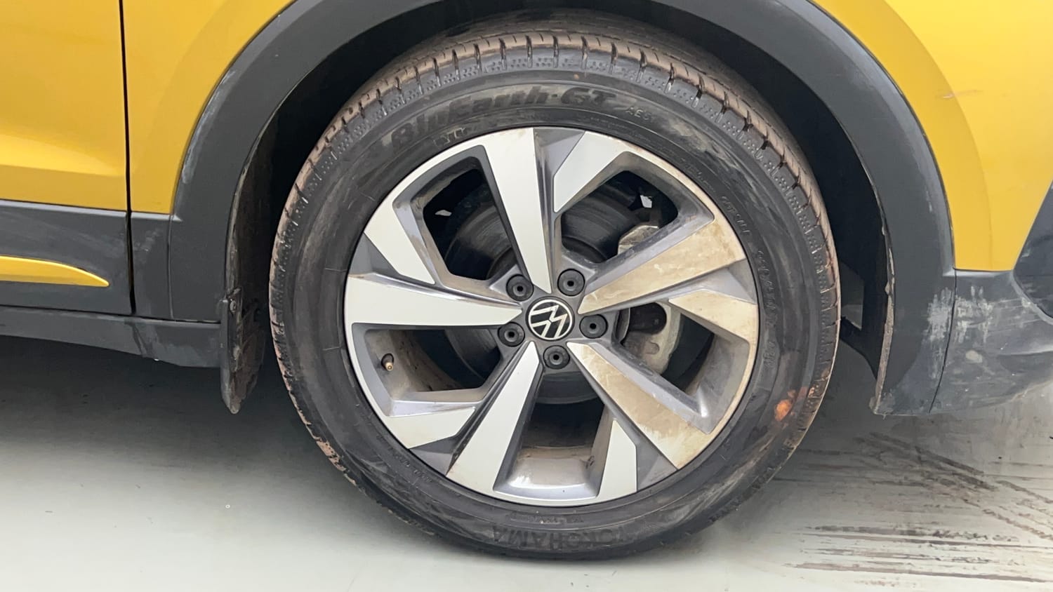 Used 2022 Volkswagen Taigun Topline 1.0 TSI MT Petrol Manual tyres RIGHT FRONT TYRE RIM VIEW