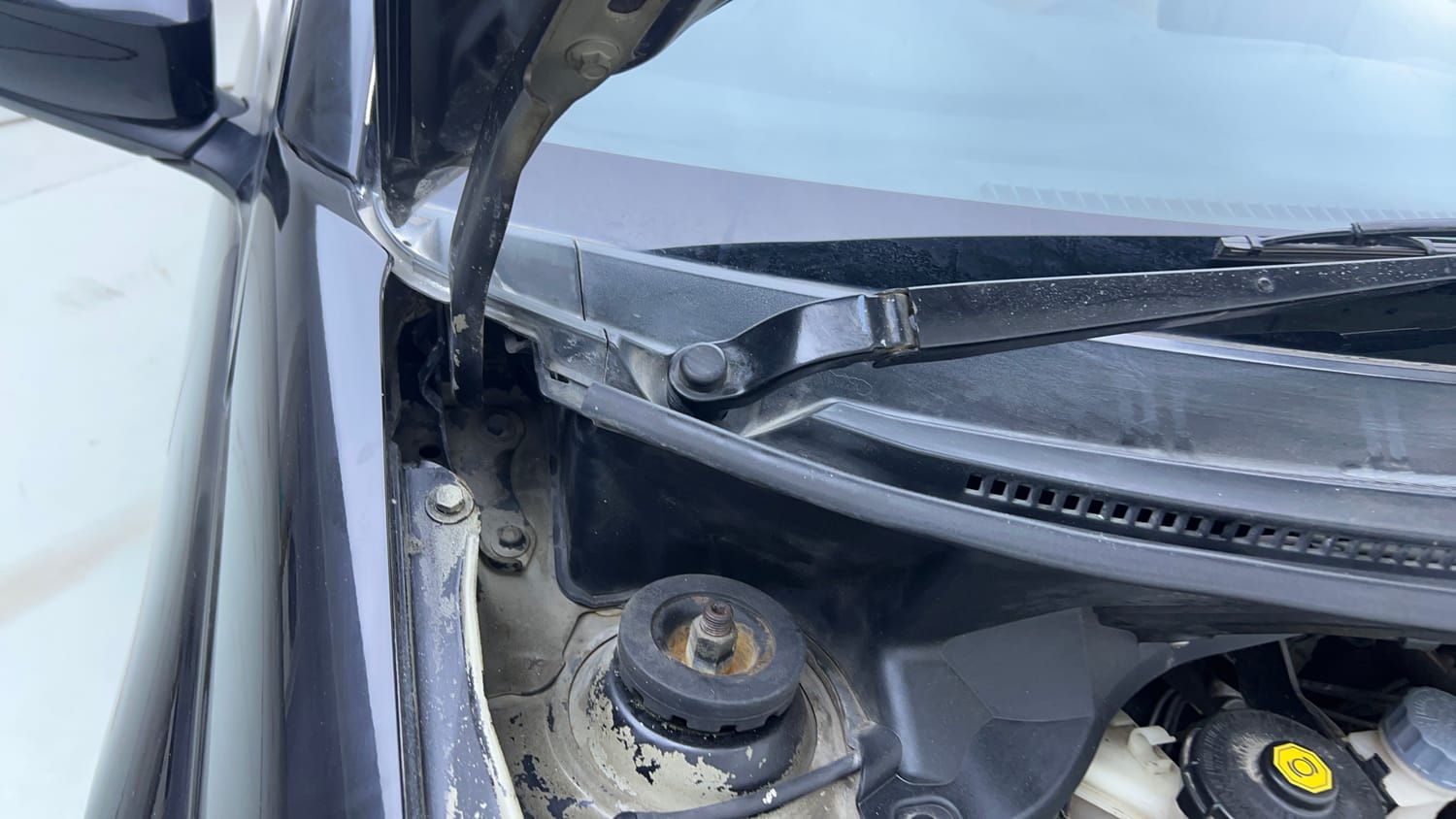 Used 2014 Honda Brio S MT Petrol Manual engine ENGINE RIGHT SIDE HINGE & APRON VIEW