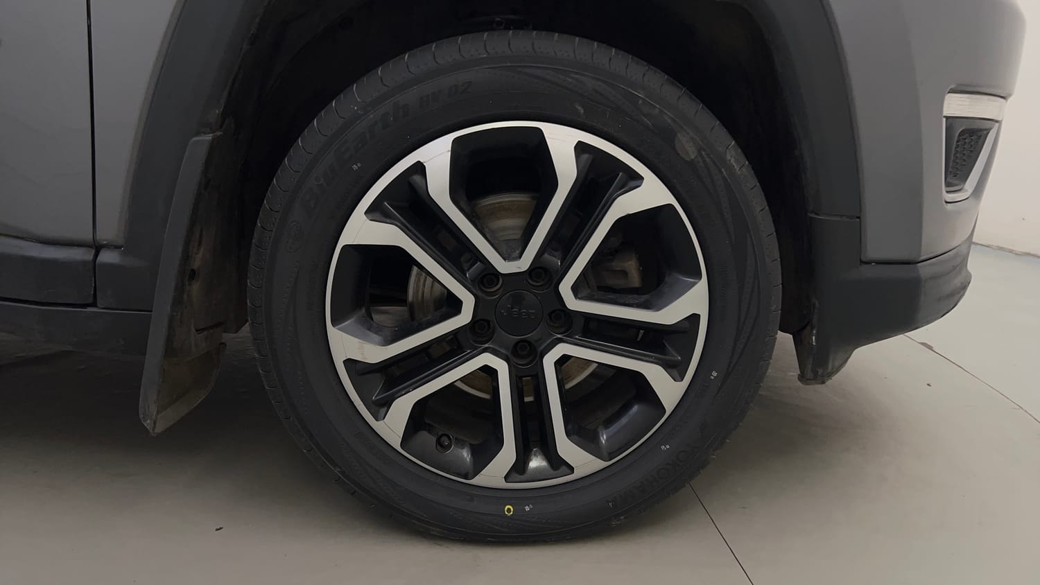 Used 2020 Jeep Compass Limited Plus Petrol AT Petrol Automatic tyres RIGHT FRONT TYRE RIM VIEW
