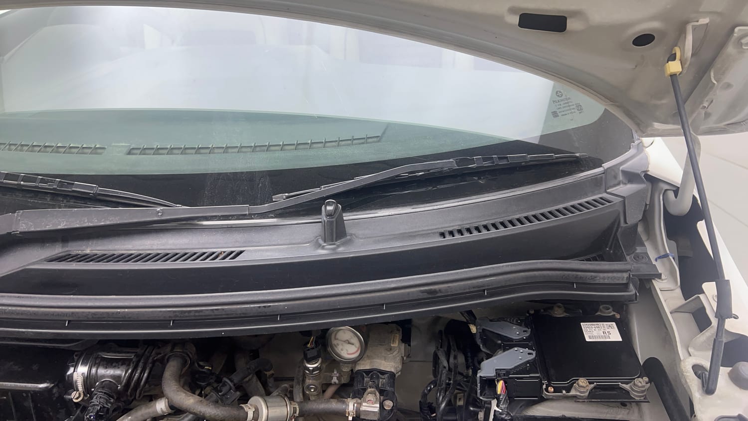 Used 2019 Maruti Suzuki Wagon R LXi 1.0 CNG Cng Manual engine ENGINE LEFT SIDE HINGE & APRON VIEW