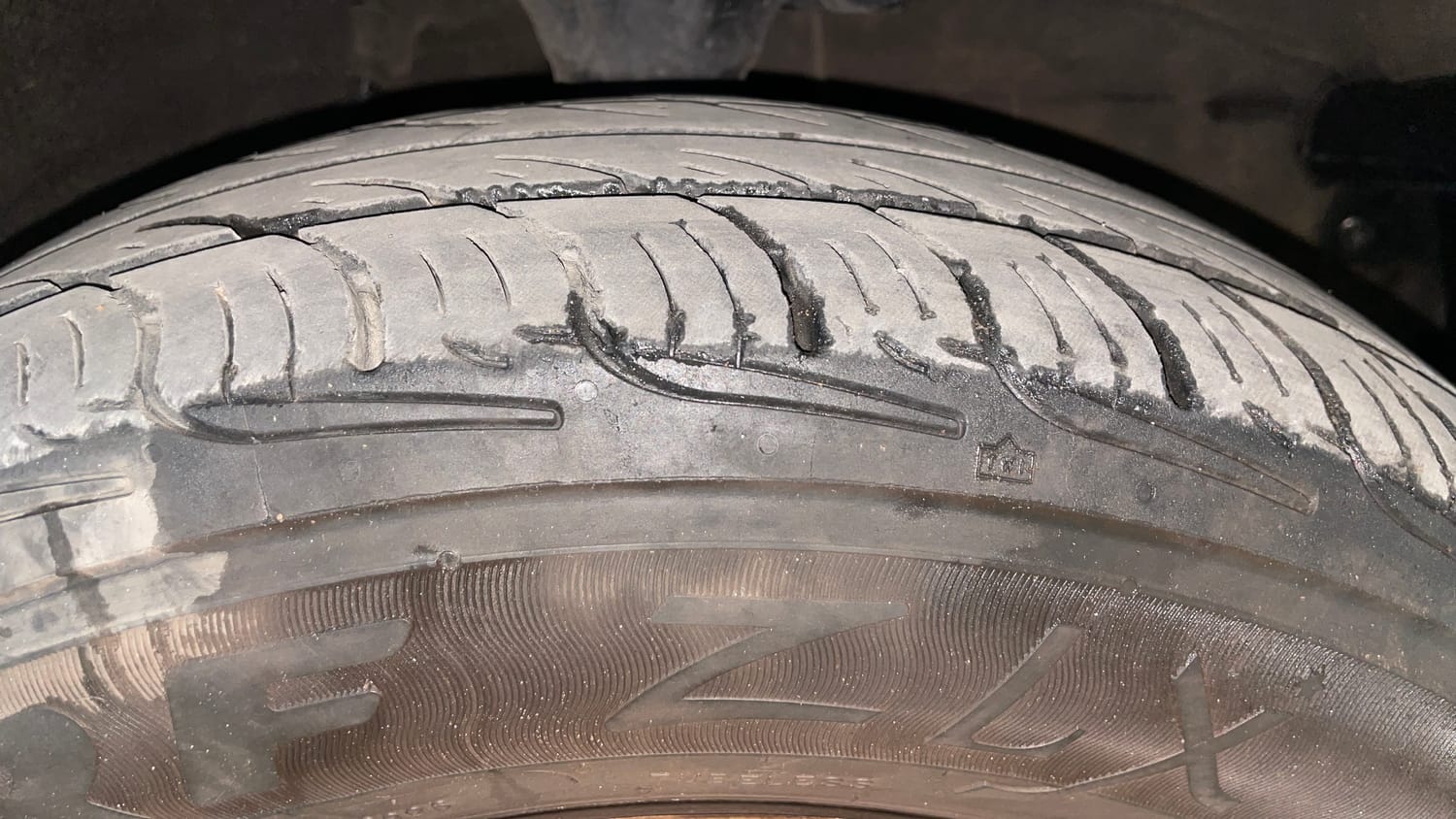 Used 2016 Hyundai i10 Sportz 1.1 iRDE2 Petrol Manual tyres RIGHT FRONT TYRE TREAD VIEW