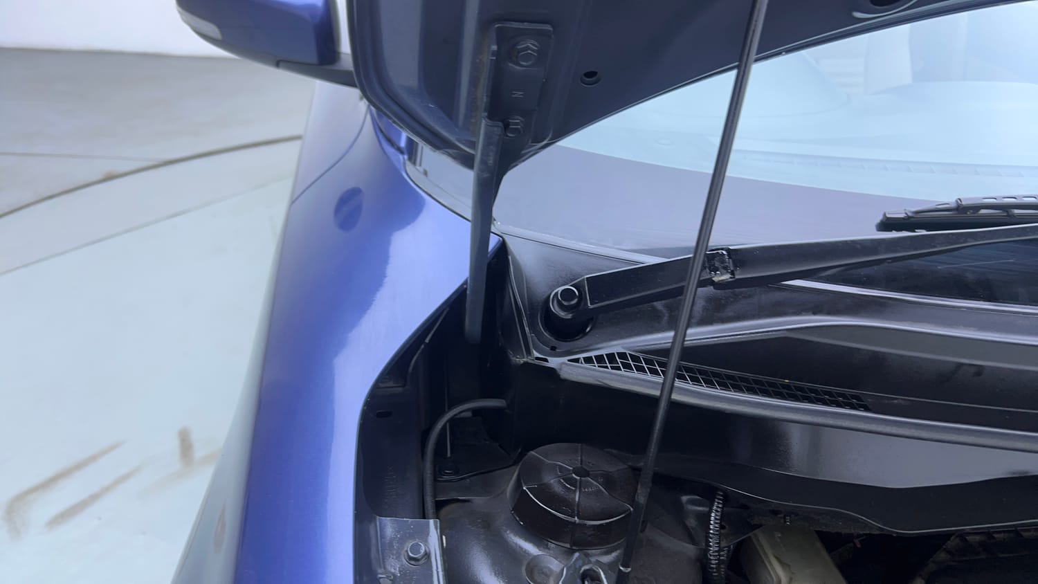 Used 2017 Maruti Suzuki Dzire ZXi Plus AMT Petrol Automatic engine ENGINE RIGHT SIDE HINGE & APRON VIEW