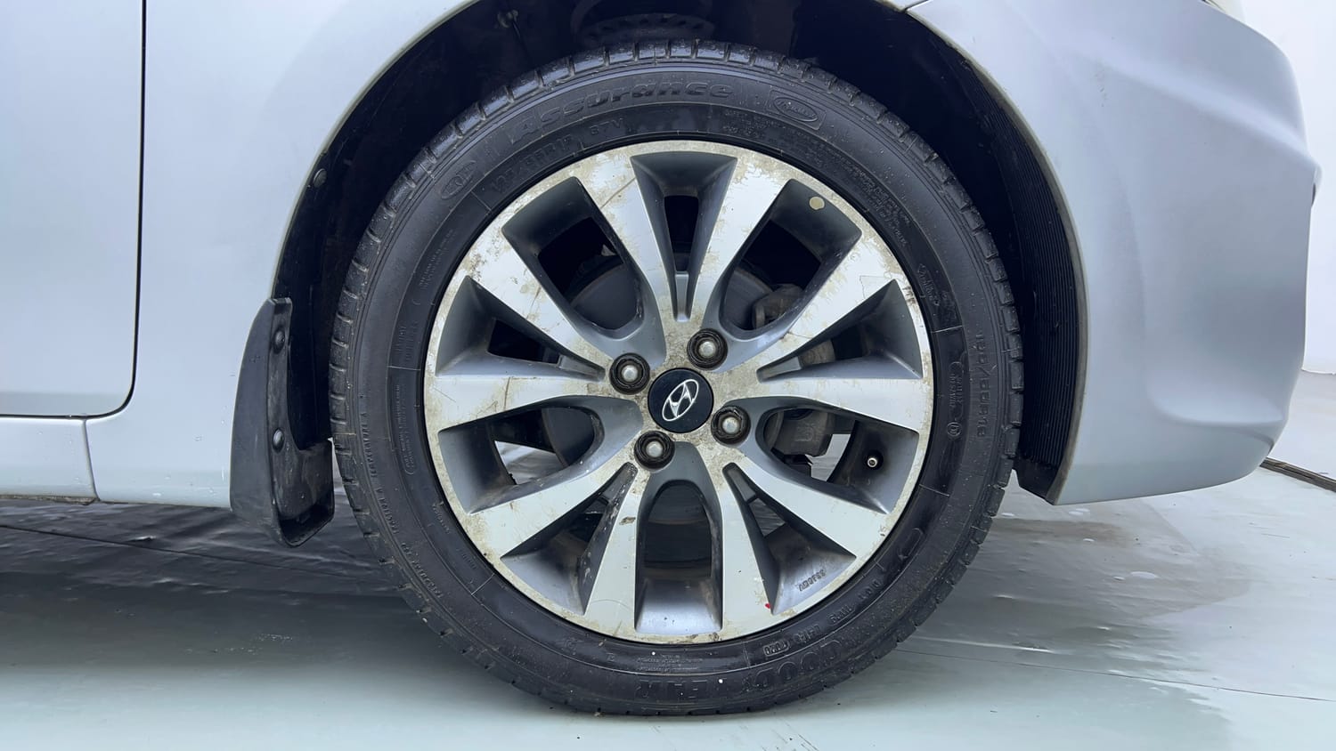 Used 2013 Hyundai Verna Fluidic 1.6 VTVT SX AT Petrol Automatic tyres RIGHT FRONT TYRE RIM VIEW
