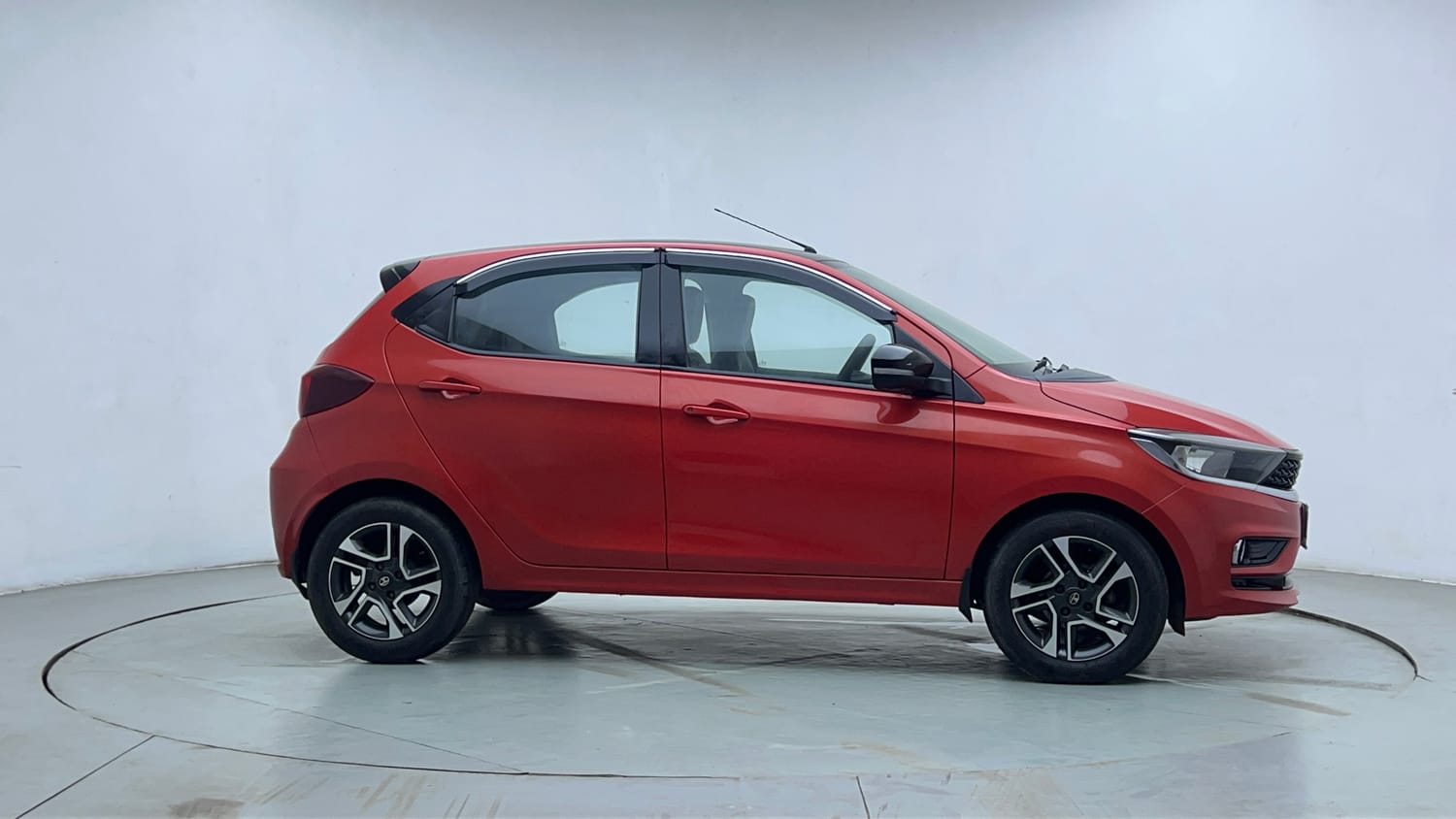 Used 2020 Tata Tiago XZA Plus Dual Tone Petrol Automatic exterior RIGHT SIDE VIEW