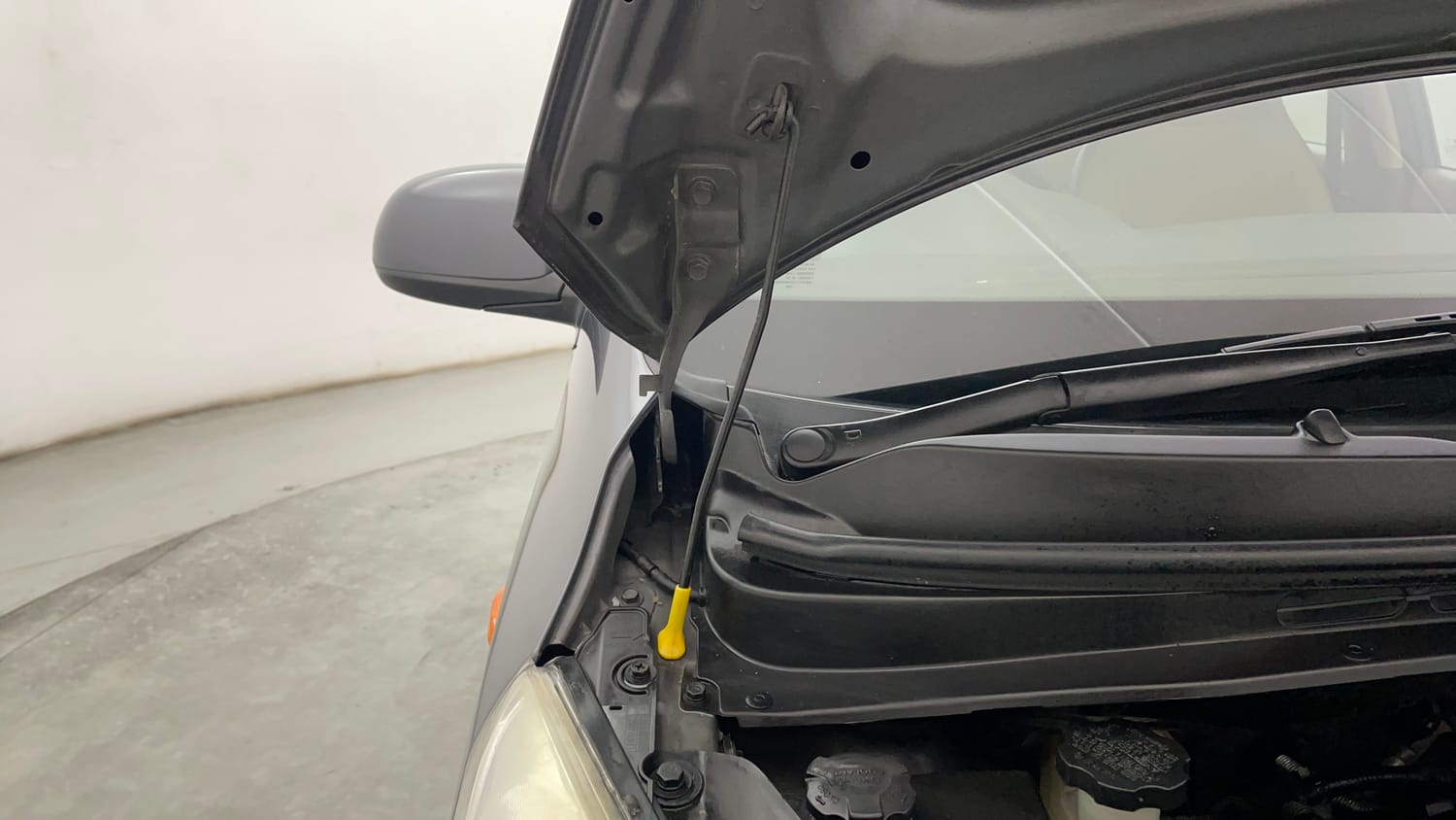Used 2016 Hyundai i10 Sportz 1.1 iRDE2 Petrol Manual engine ENGINE RIGHT SIDE HINGE & APRON VIEW