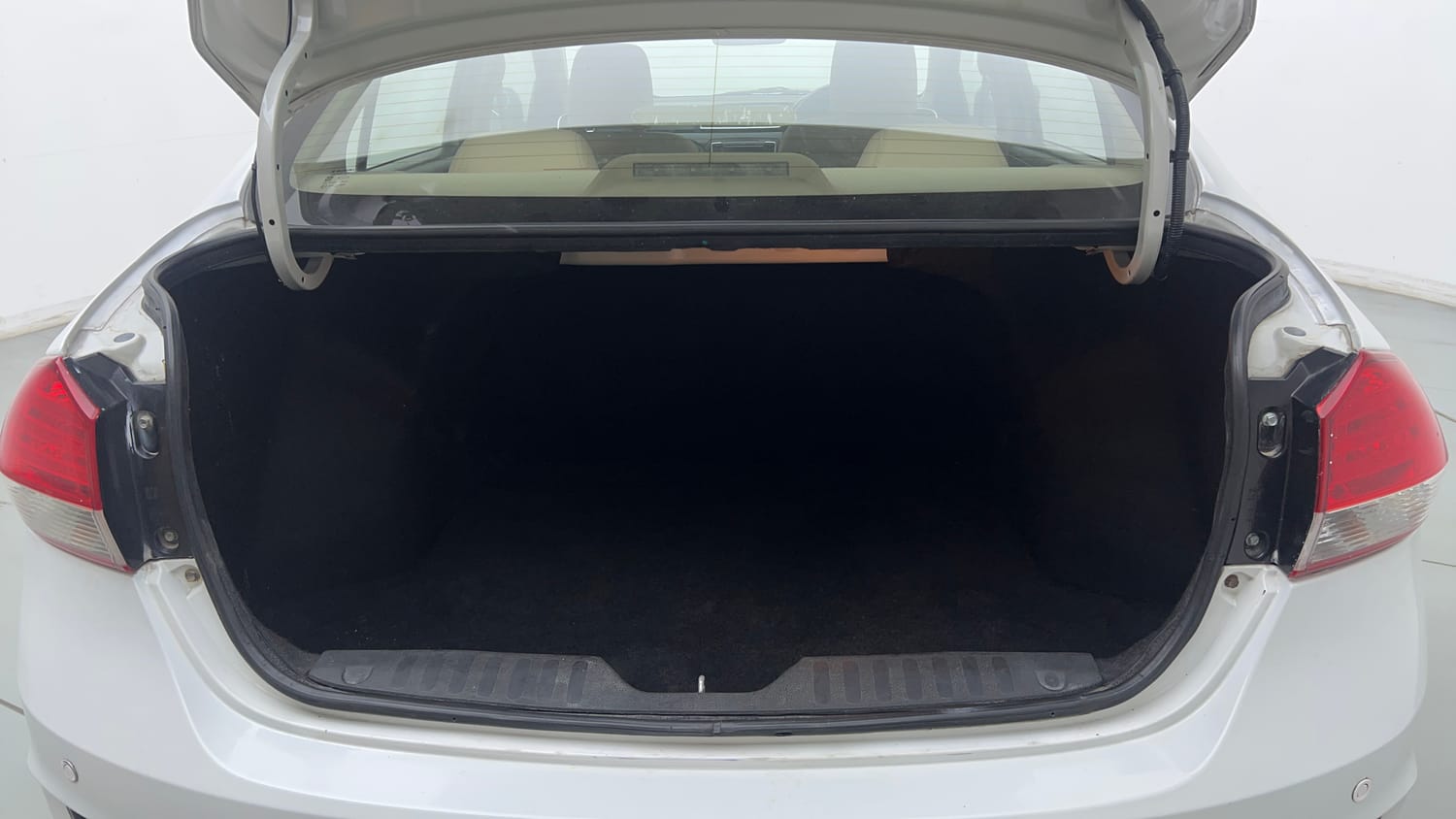 Used 2016 Maruti Suzuki Ciaz VXi+ AT Petrol Automatic interior DICKY INSIDE VIEW