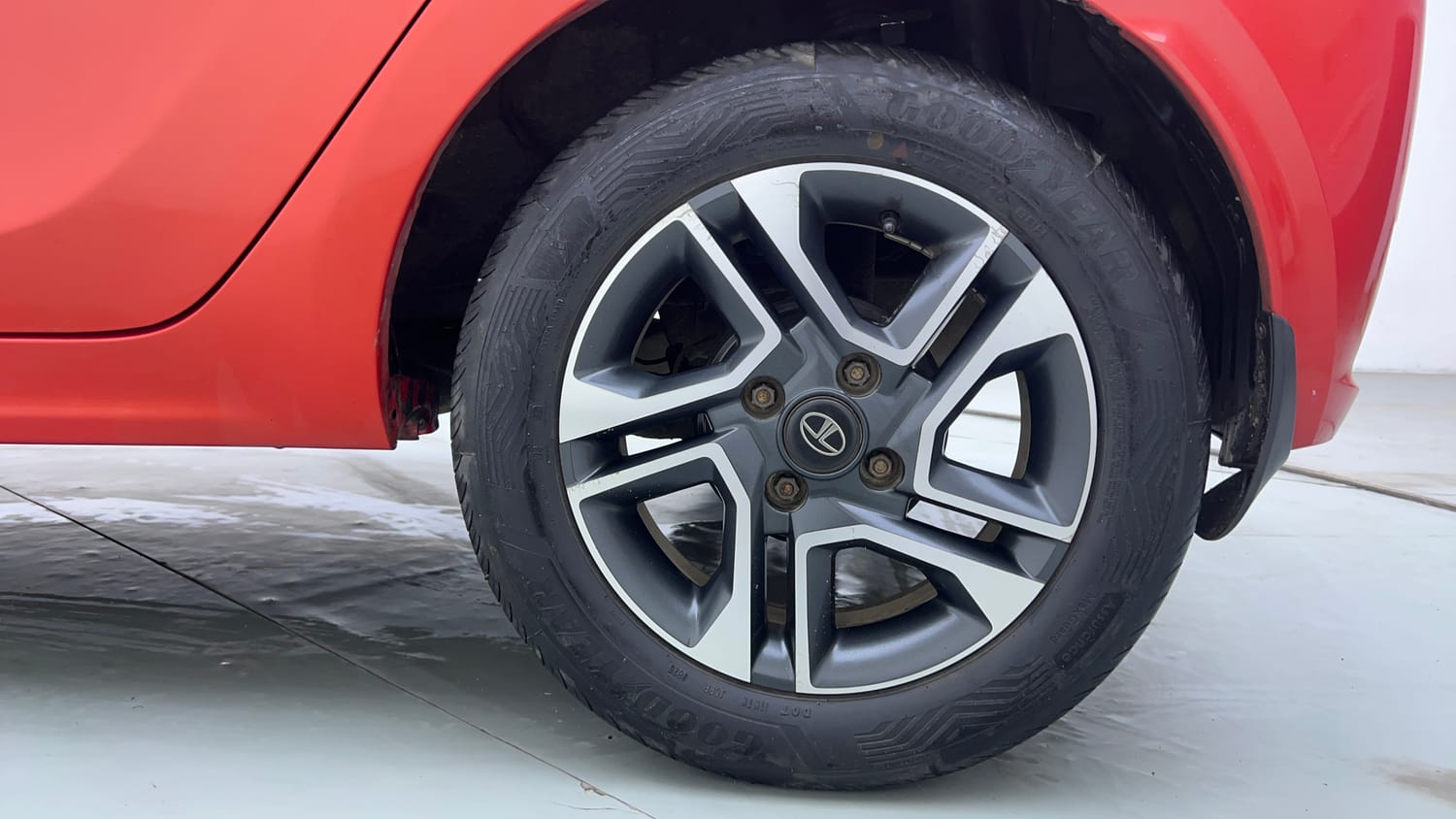 Used 2020 Tata Tiago XZA Plus Dual Tone Petrol Automatic tyres LEFT REAR TYRE RIM VIEW