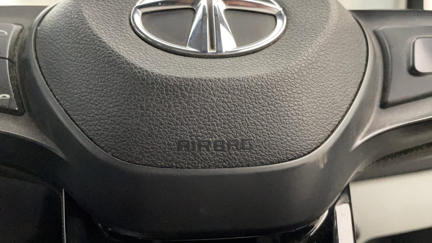 Used 2020 Tata Tiago XZA Petrol Automatic top_features Airbags