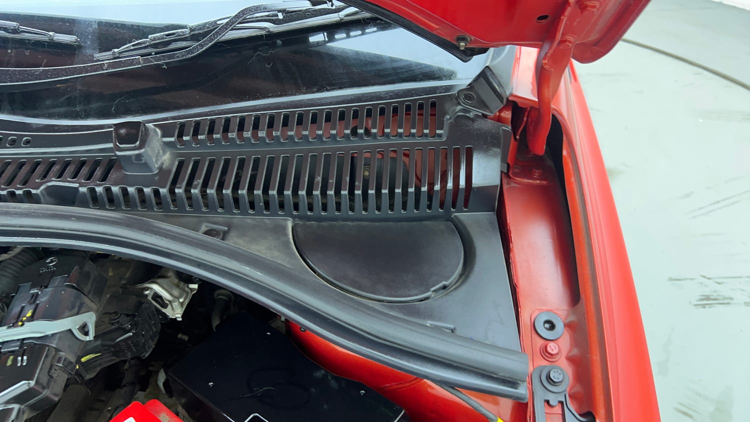 Used 2020 Tata Tiago XZA Plus Dual Tone Petrol Automatic engine ENGINE LEFT SIDE HINGE & APRON VIEW