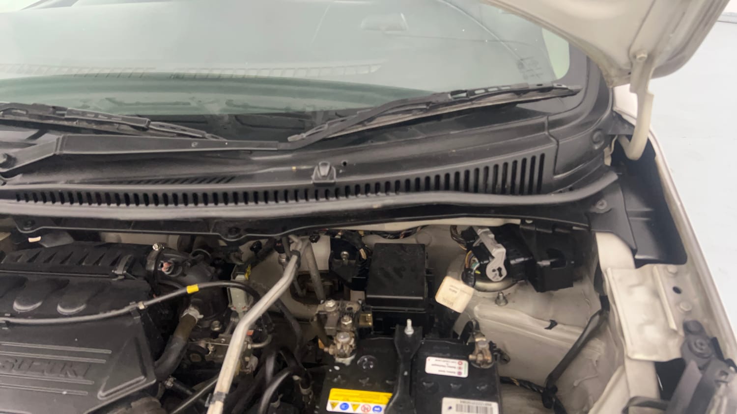 Used 2013 Maruti Suzuki Wagon R 1.0 VXi Petrol Manual engine ENGINE LEFT SIDE HINGE & APRON VIEW
