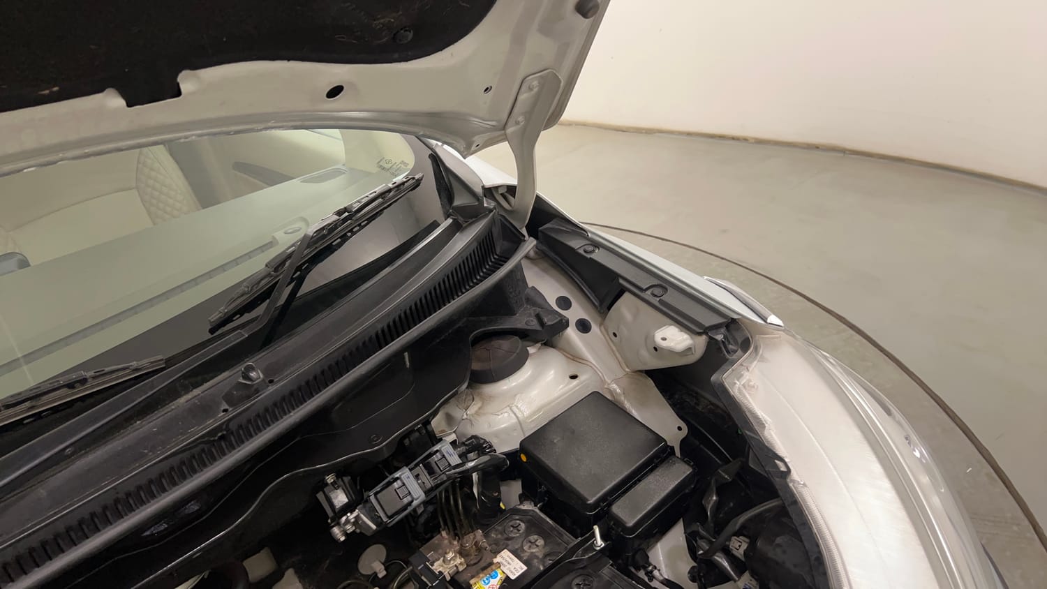 Used 2023 Maruti Suzuki Ertiga ZXi Plus Petrol Manual engine ENGINE LEFT SIDE HINGE & APRON VIEW