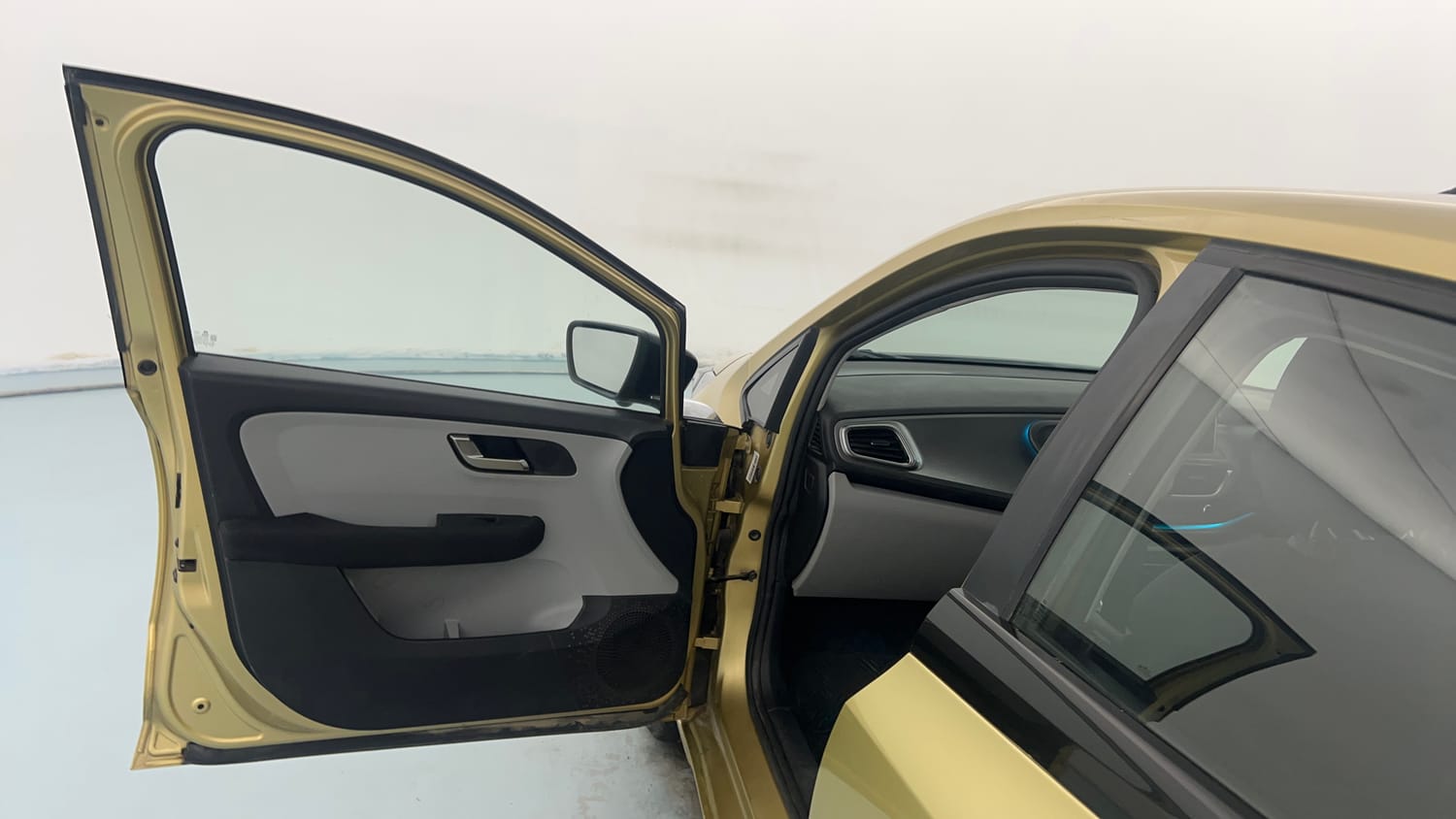 Used 2020 Tata Altroz XZ (O) Petrol Petrol Manual interior LEFT FRONT DOOR OPEN VIEW