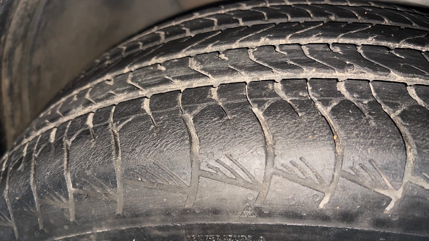 Used 2022 Hyundai Alcazar Signature (O) 6 STR 1.5 Diesel AT Diesel Automatic tyres LEFT FRONT TYRE TREAD VIEW