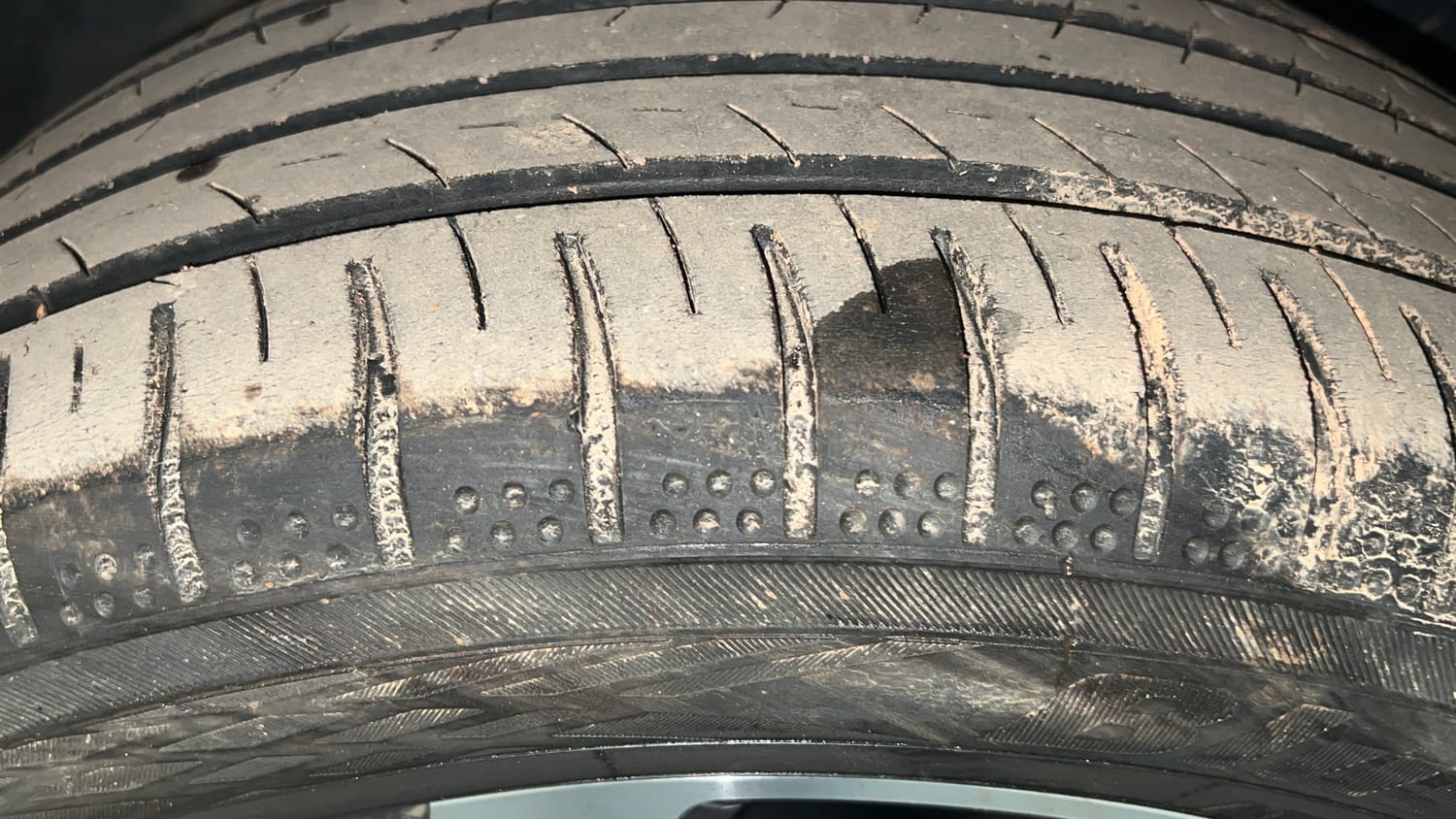 Used 2022 Volkswagen Taigun Topline 1.0 TSI MT Petrol Manual tyres LEFT FRONT TYRE TREAD VIEW