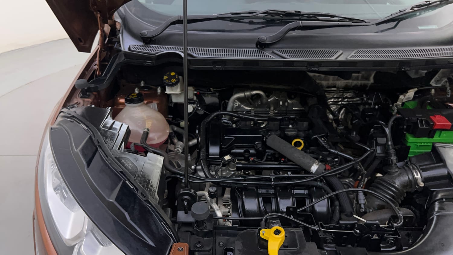 Used 2018 Ford EcoSport Titanium 1.5L Ti-VCT Petrol Manual engine ENGINE RIGHT SIDE HINGE & APRON VIEW