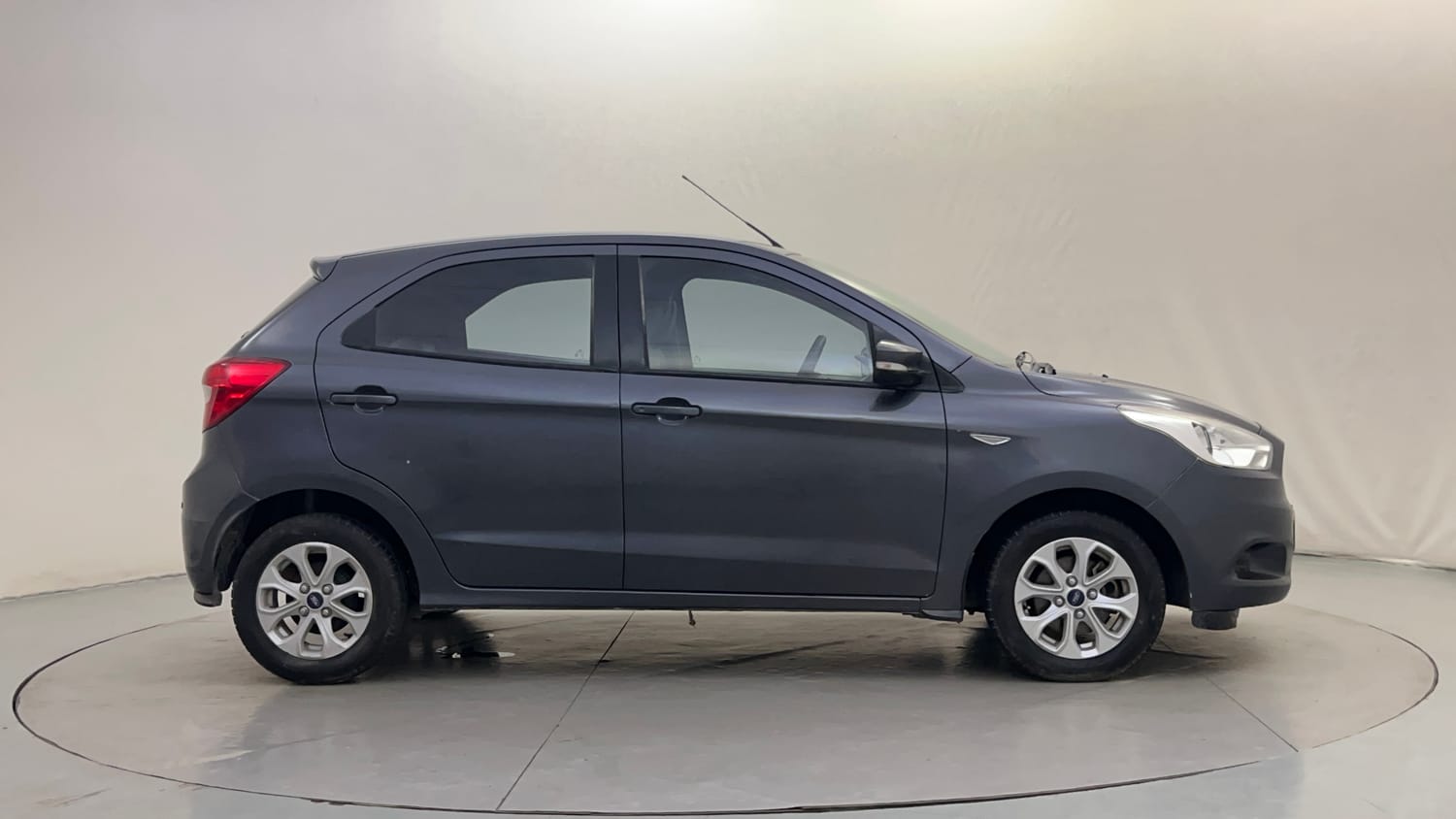 Used 2016 Ford Figo Titanium 1.5 Ti-VCT AT Petrol Automatic exterior RIGHT SIDE VIEW