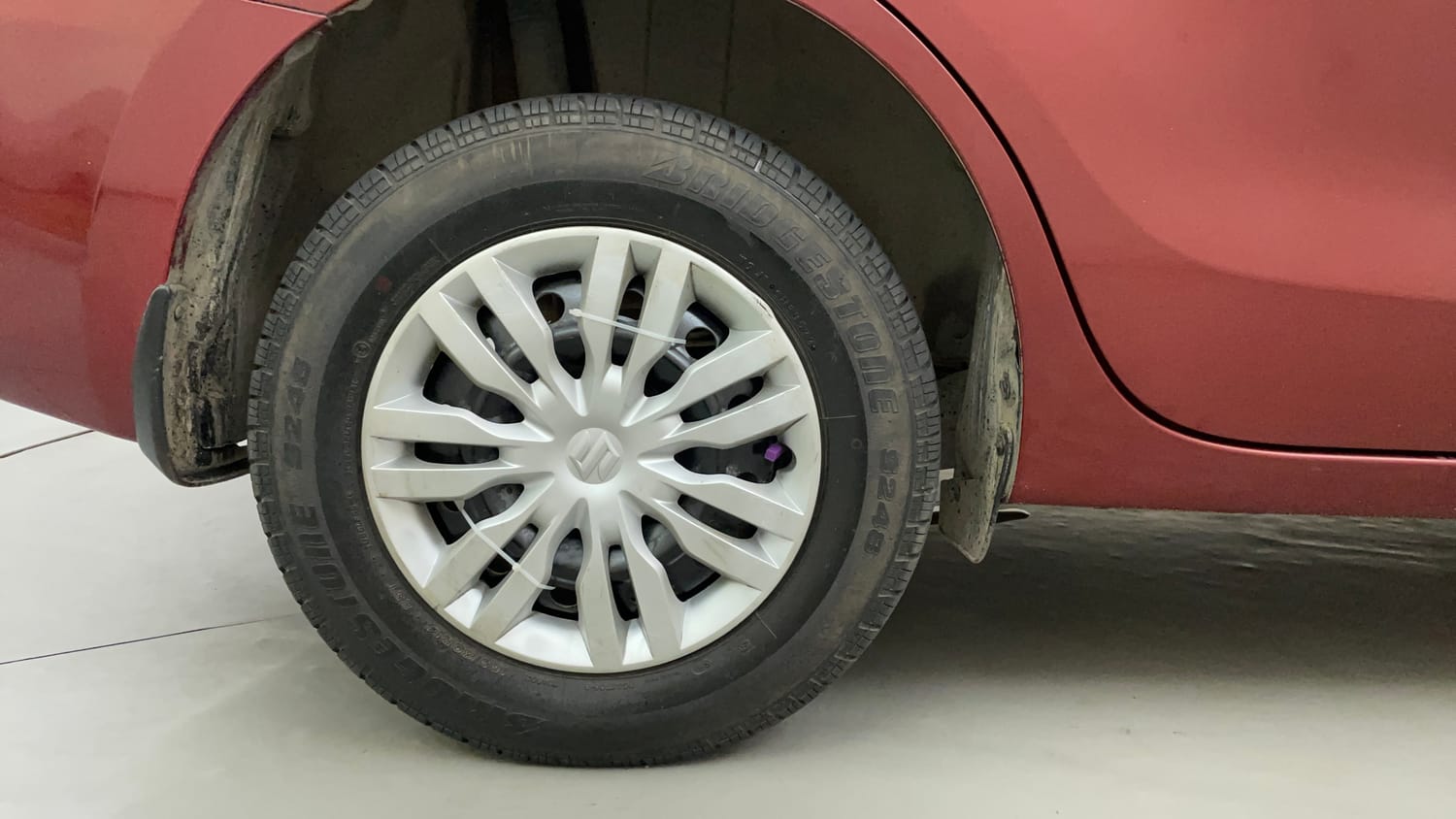 Used 2017 Maruti Suzuki Dzire VXi AMT Petrol Automatic tyres RIGHT REAR TYRE RIM VIEW