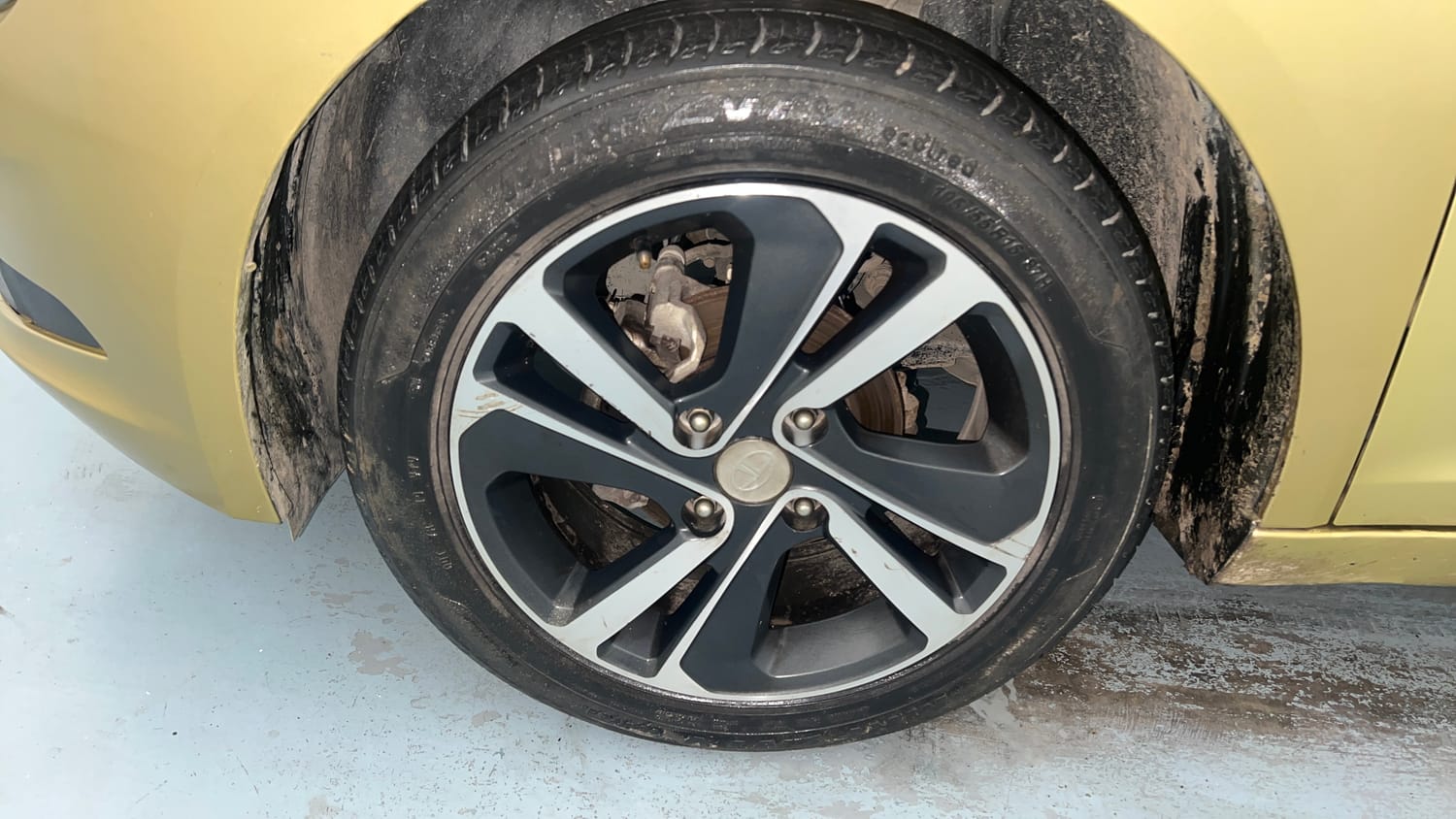 Used 2020 Tata Altroz XZ (O) Petrol Petrol Manual tyres LEFT FRONT TYRE RIM VIEW