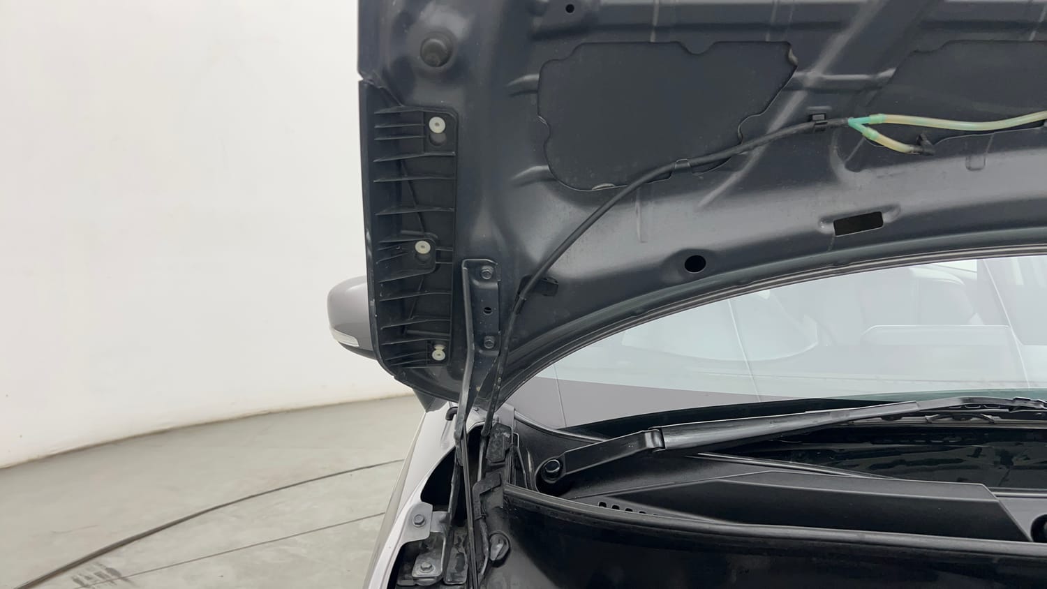 Used 2023 Maruti Suzuki Ignis Zeta 1.2 MT Petrol Manual engine ENGINE RIGHT SIDE HINGE & APRON VIEW