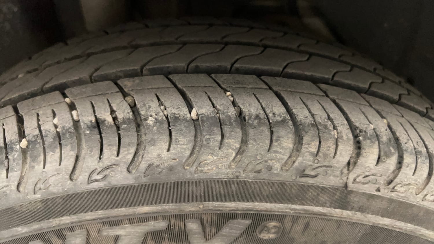 Used 2019 Ford Figo Titanium 1.2 Ti-VCT MT Petrol Manual tyres RIGHT REAR TYRE TREAD VIEW