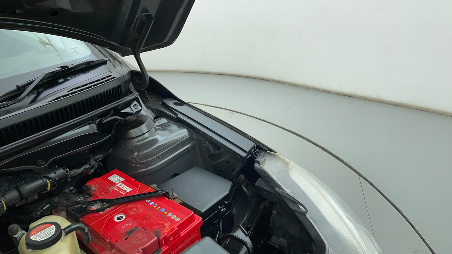 Used 2017 Maruti Suzuki Ciaz Alpha 1.3 Hybrid Diesel Manual engine ENGINE LEFT SIDE HINGE & APRON VIEW