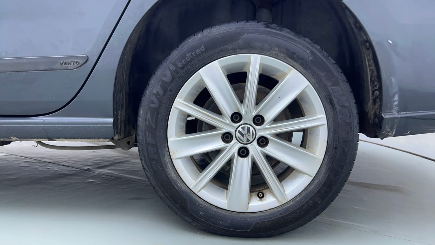 Used 2016 Volkswagen Vento Highline Petrol AT Petrol Automatic tyres LEFT REAR TYRE RIM VIEW