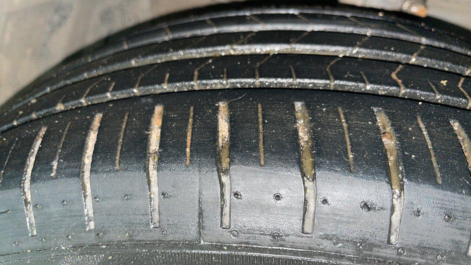 Used 2018 Maruti Suzuki Ciaz Alpha Hybrid 1.5 AT Petrol Automatic tyres LEFT FRONT TYRE TREAD VIEW