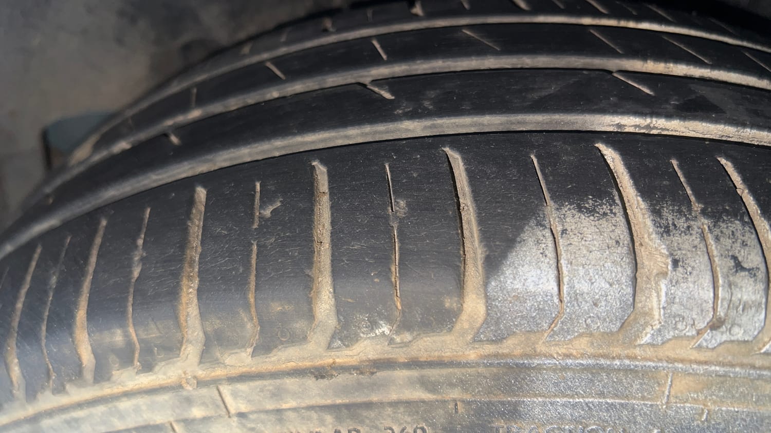 Used 2016 Maruti Suzuki Ciaz VXi+ AT Petrol Automatic tyres LEFT REAR TYRE TREAD VIEW