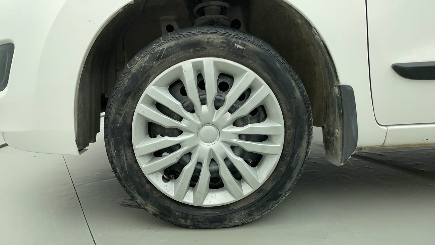 Used 2016 Maruti Suzuki Wagon R 1.0 VXI AMT Petrol Automatic tyres LEFT FRONT TYRE RIM VIEW