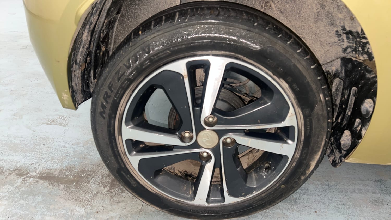 Used 2020 Tata Altroz XZ (O) Petrol Petrol Manual tyres RIGHT REAR TYRE RIM VIEW