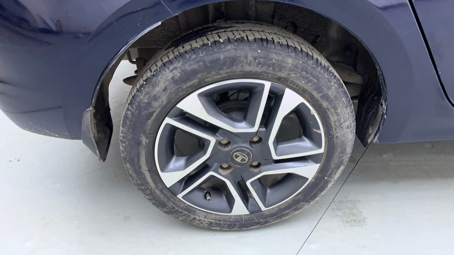 Used 2021 Tata Tigor XZA Plus Petrol Automatic tyres RIGHT REAR TYRE RIM VIEW
