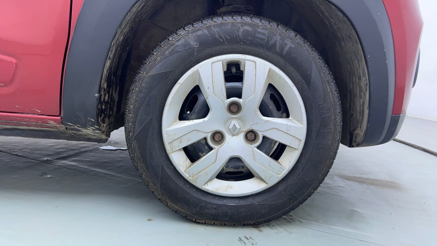 Used 2019 Renault Kwid RXT (O) 1.0 SCE Edition Petrol Manual tyres RIGHT FRONT TYRE RIM VIEW