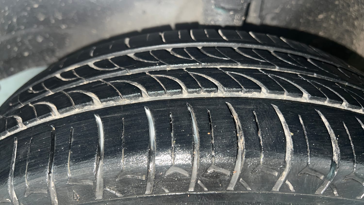 Used 2013 Maruti Suzuki Wagon R 1.0 VXi Petrol Manual tyres LEFT FRONT TYRE TREAD VIEW