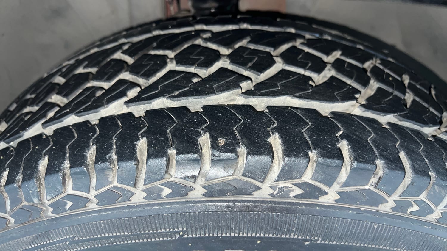 Used 2019 Jeep Compass Limited 1.4 Petrol AT Petrol Automatic tyres RIGHT FRONT TYRE TREAD VIEW
