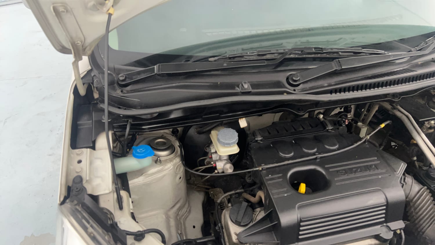 Used 2013 Maruti Suzuki Wagon R 1.0 VXi Petrol Manual engine ENGINE RIGHT SIDE HINGE & APRON VIEW