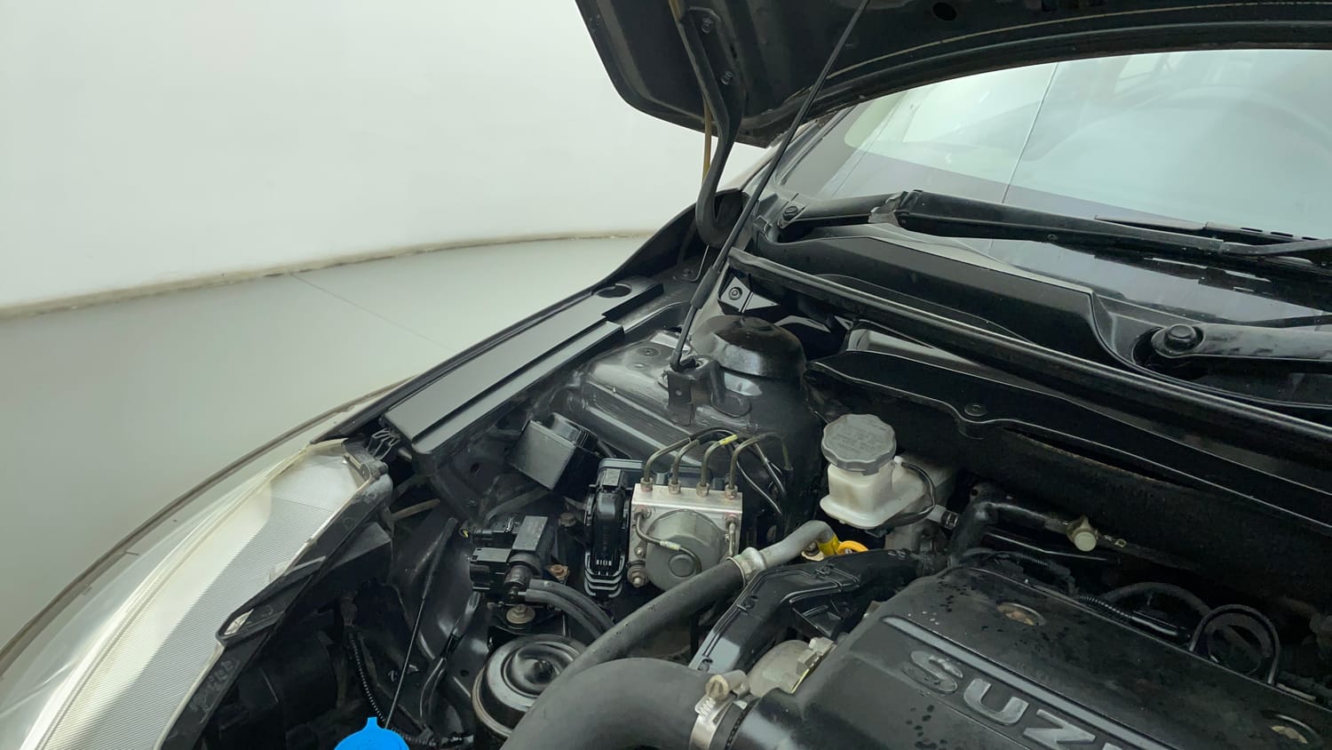Used 2017 Maruti Suzuki Ciaz Alpha 1.3 Hybrid Diesel Manual engine ENGINE RIGHT SIDE HINGE & APRON VIEW