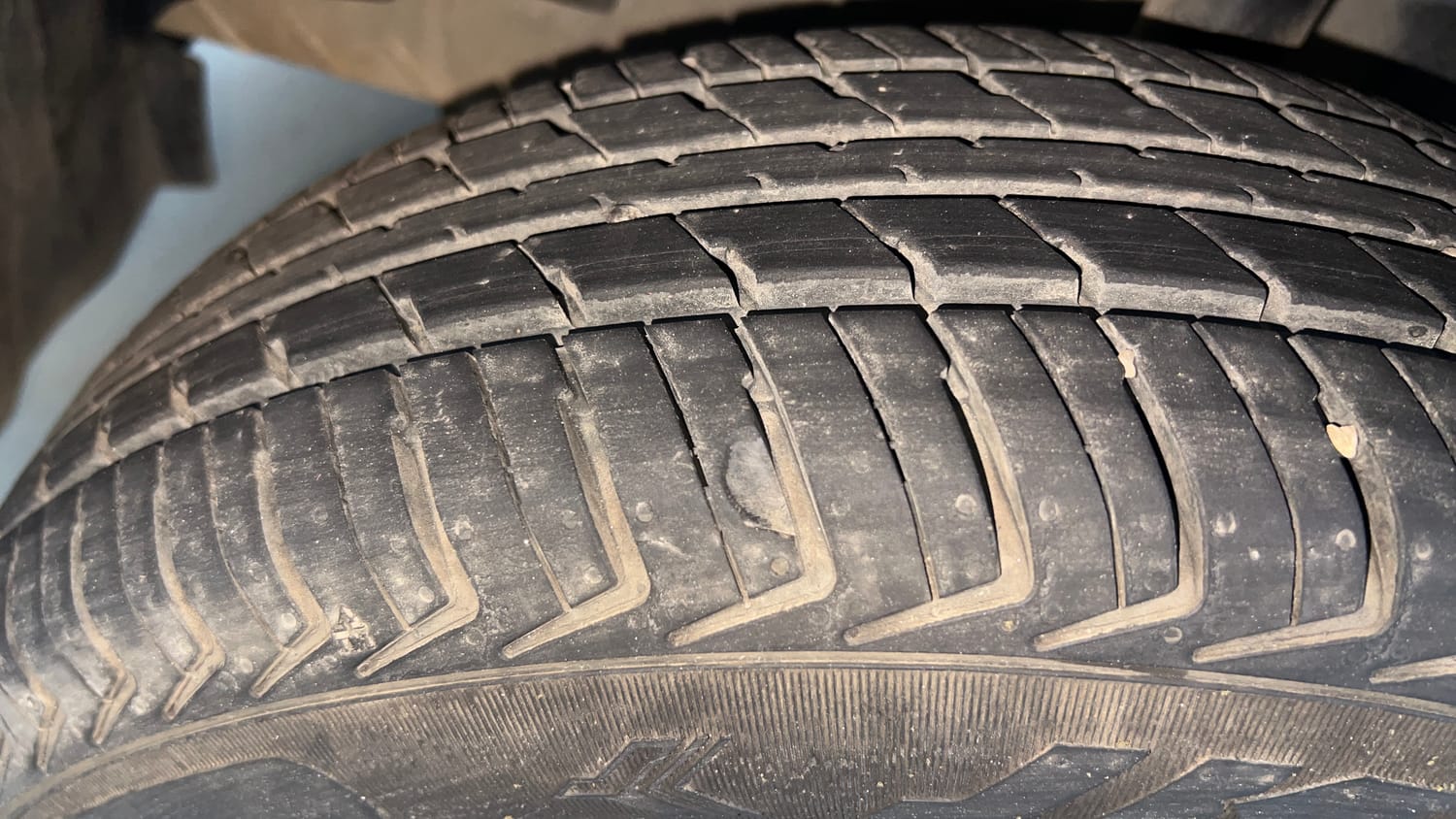 Used 2020 Renault Kwid 1.0 RXT AMT Opt Petrol Automatic tyres LEFT FRONT TYRE TREAD VIEW