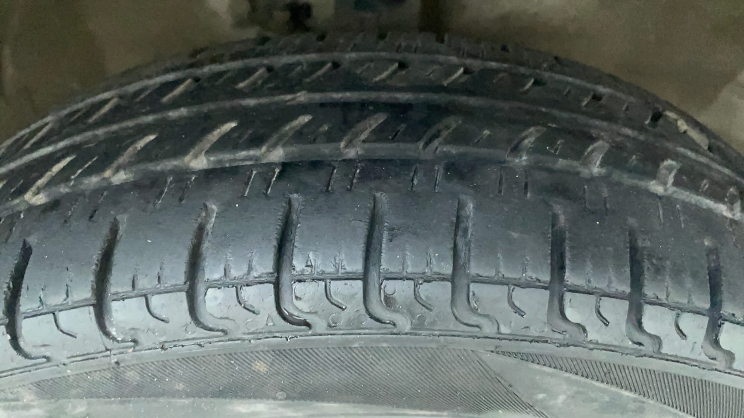 Used 2016 Maruti Suzuki Wagon R 1.0 VXI AMT Petrol Automatic tyres RIGHT FRONT TYRE TREAD VIEW