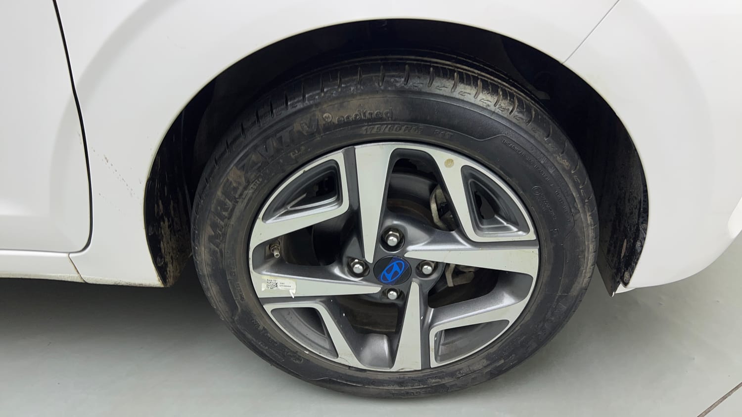 Used 2024 Hyundai Aura SX Plus 1.2 AMT Petrol Petrol Automatic tyres RIGHT FRONT TYRE RIM VIEW