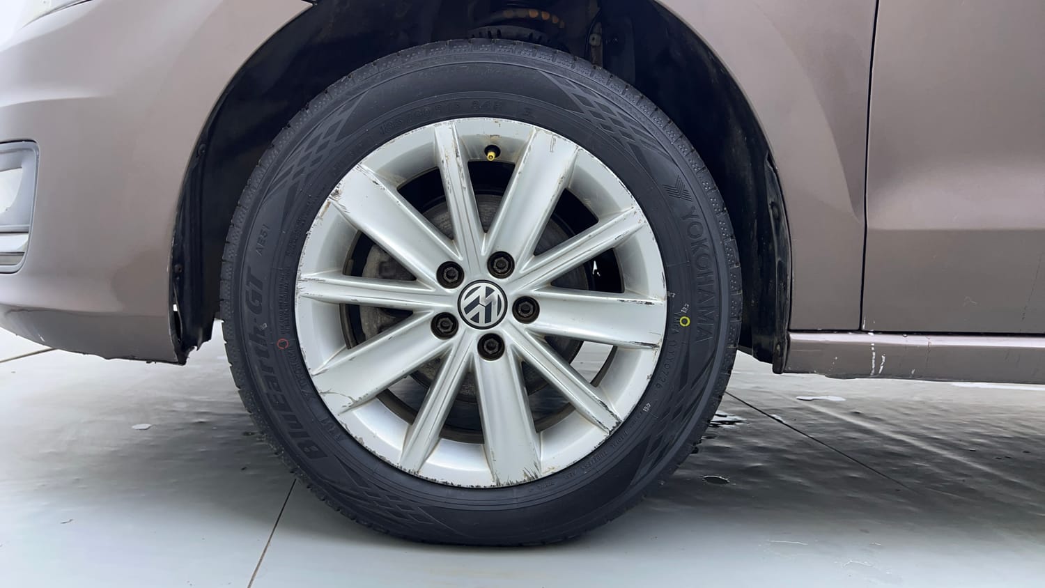 Used 2016 Volkswagen Vento Highline Petrol AT Petrol Automatic tyres LEFT FRONT TYRE RIM VIEW