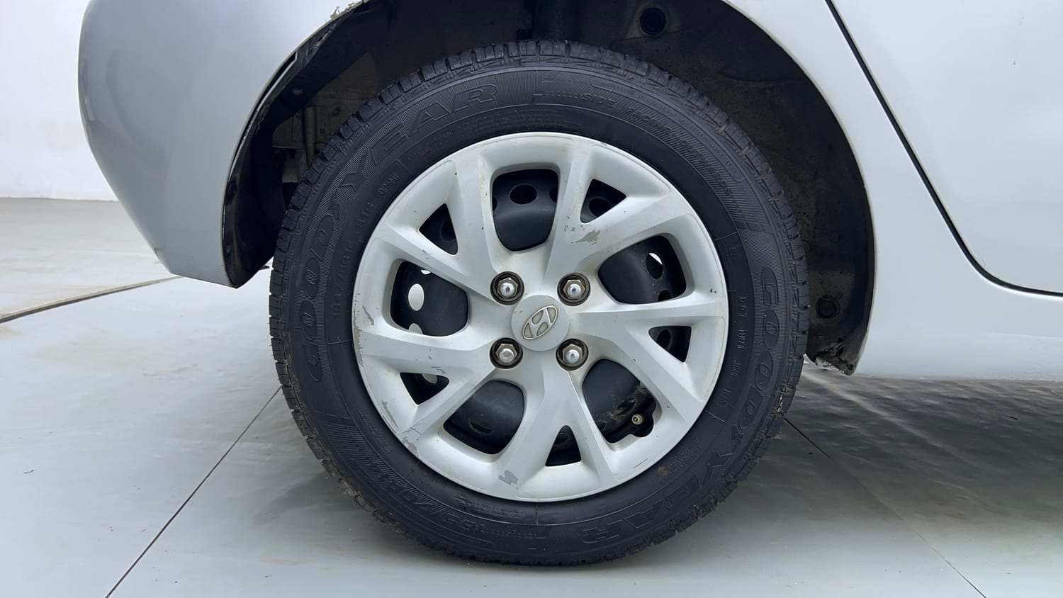 Used 2017 Hyundai Grand i10 Magna AT 1.2 Kappa VTVT Petrol Automatic tyres RIGHT REAR TYRE RIM VIEW