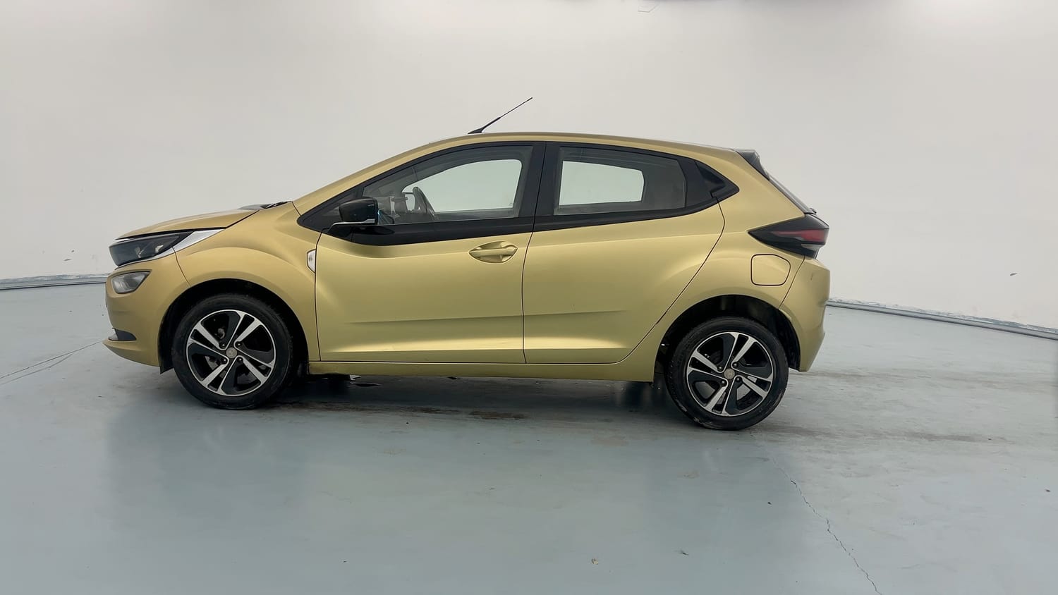 Used 2020 Tata Altroz XZ (O) Petrol Petrol Manual exterior LEFT SIDE VIEW