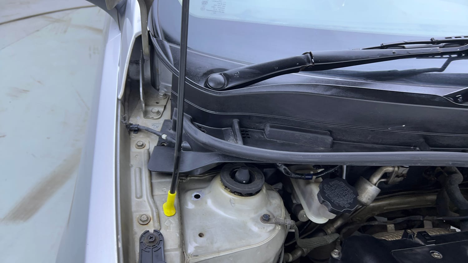 Used 2013 Hyundai Verna Fluidic 1.6 VTVT SX AT Petrol Automatic engine ENGINE RIGHT SIDE HINGE & APRON VIEW