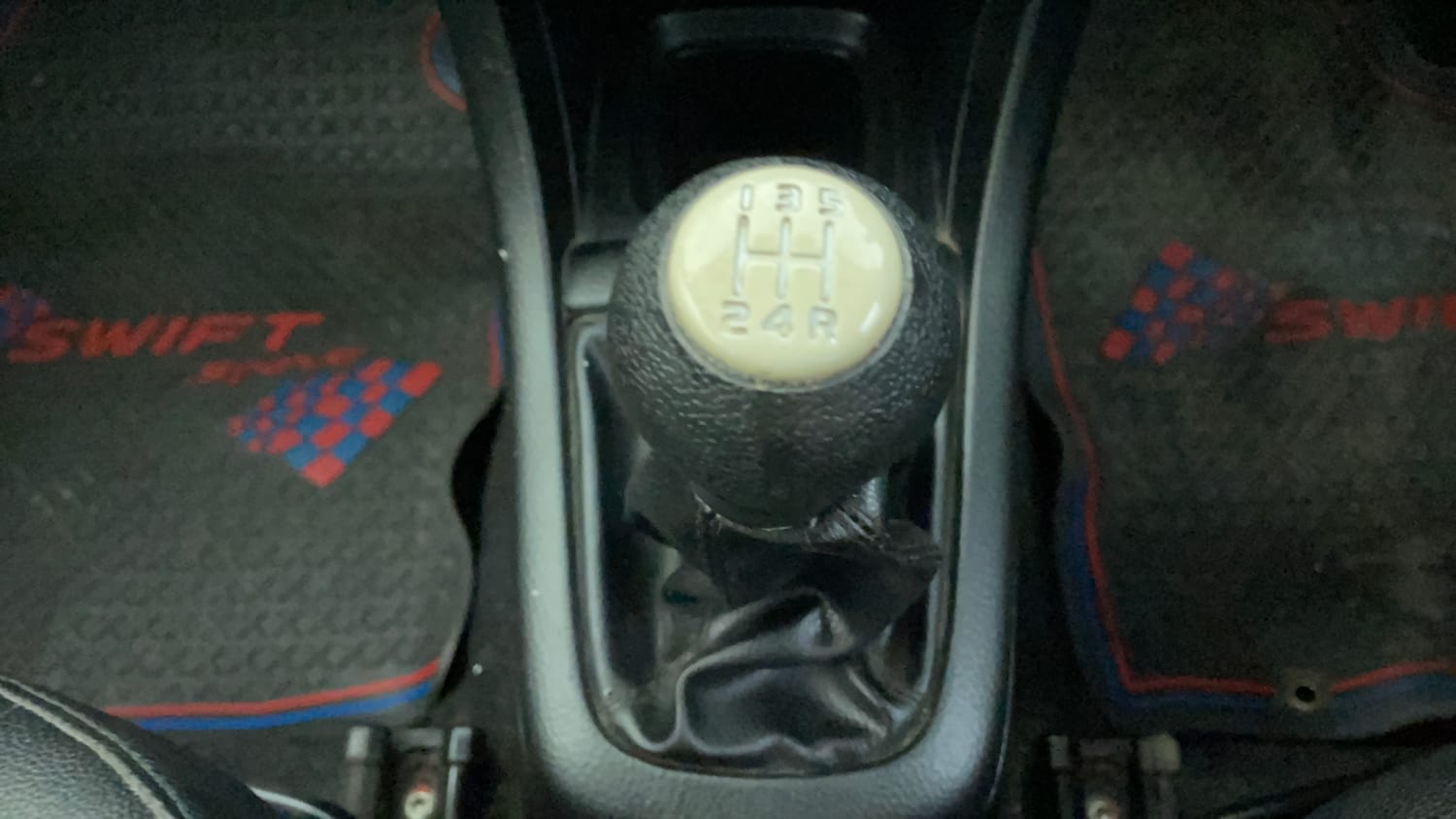 Used 2014 Maruti Suzuki Swift VXi Petrol Manual interior GEAR  KNOB VIEW
