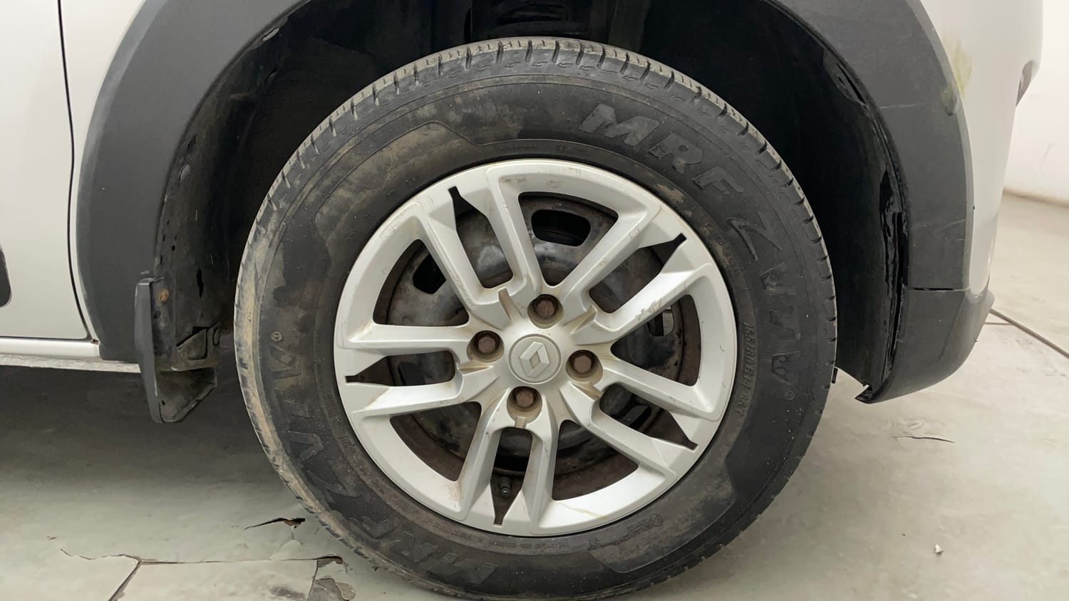 Used 2022 Renault Triber RXT EASY-R AMT Petrol Automatic tyres RIGHT FRONT TYRE RIM VIEW