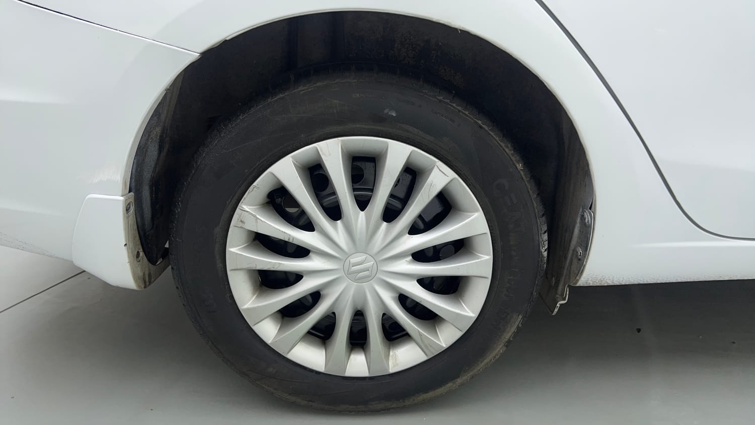 Used 2016 Maruti Suzuki Ciaz VXi+ AT Petrol Automatic tyres RIGHT REAR TYRE RIM VIEW