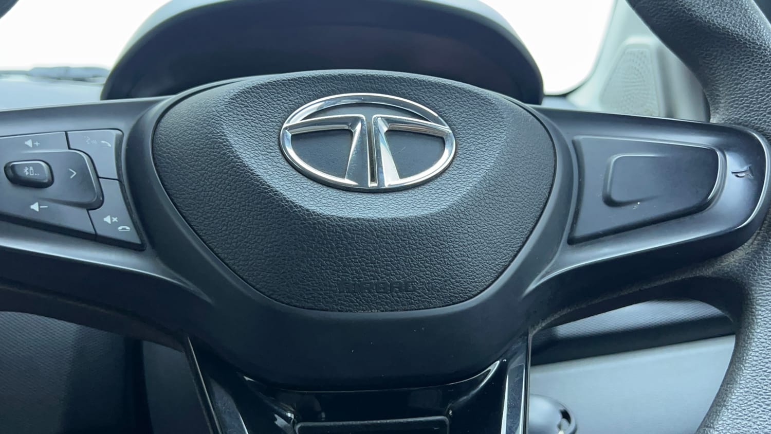 Used 2020 Tata Tiago XZA Plus Dual Tone Petrol Automatic top_features Airbags