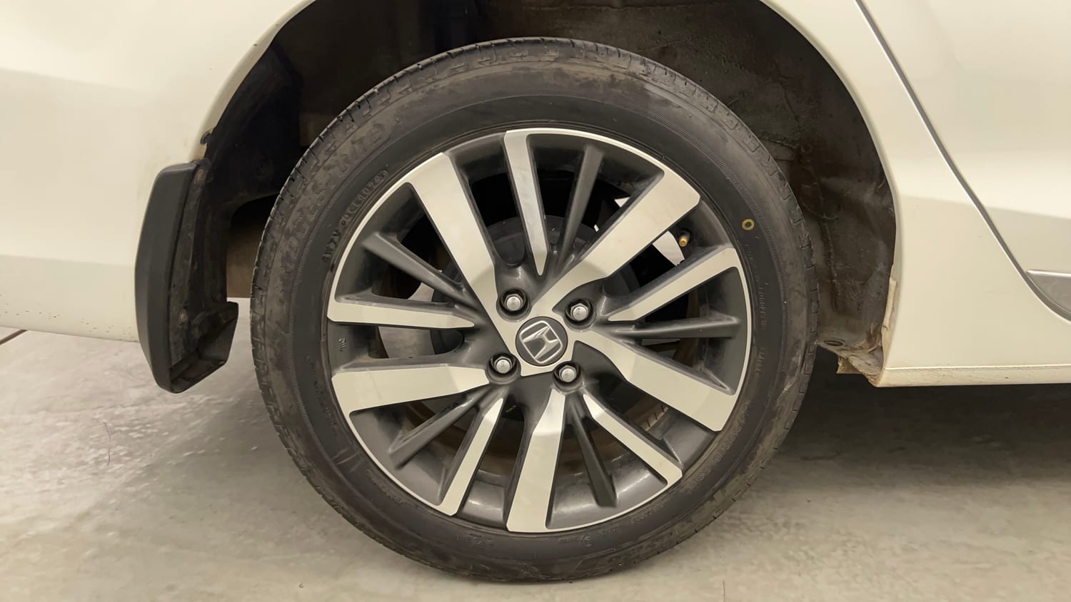 Used 2023 Honda City ZX CVT Petrol Petrol Automatic tyres RIGHT REAR TYRE RIM VIEW